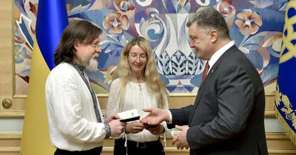 Ще двоє іноземців отримали українські паспорти