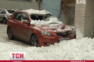 В центре Киева громадная куча снега раздавила красную "Мазду"