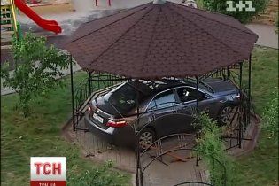 В Киеве беседка из металла спасла детей от смерти под колесами