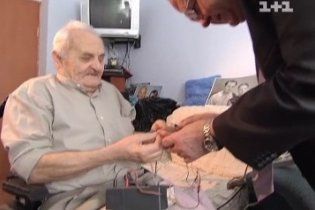 На Рівненщині дідусь-"термінатор" голими руками запалює лампочки та пропускає через себе 230 вольт