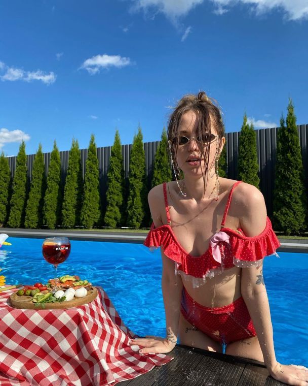 Територія будинку, де мешкали Дорофєєва і Дантес / © instagram.com/nadyadorofeeva