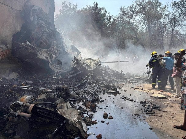 Самолет разбился уже по периметру аэропорта в жилом районе Мегани Нагар / © Associated Press