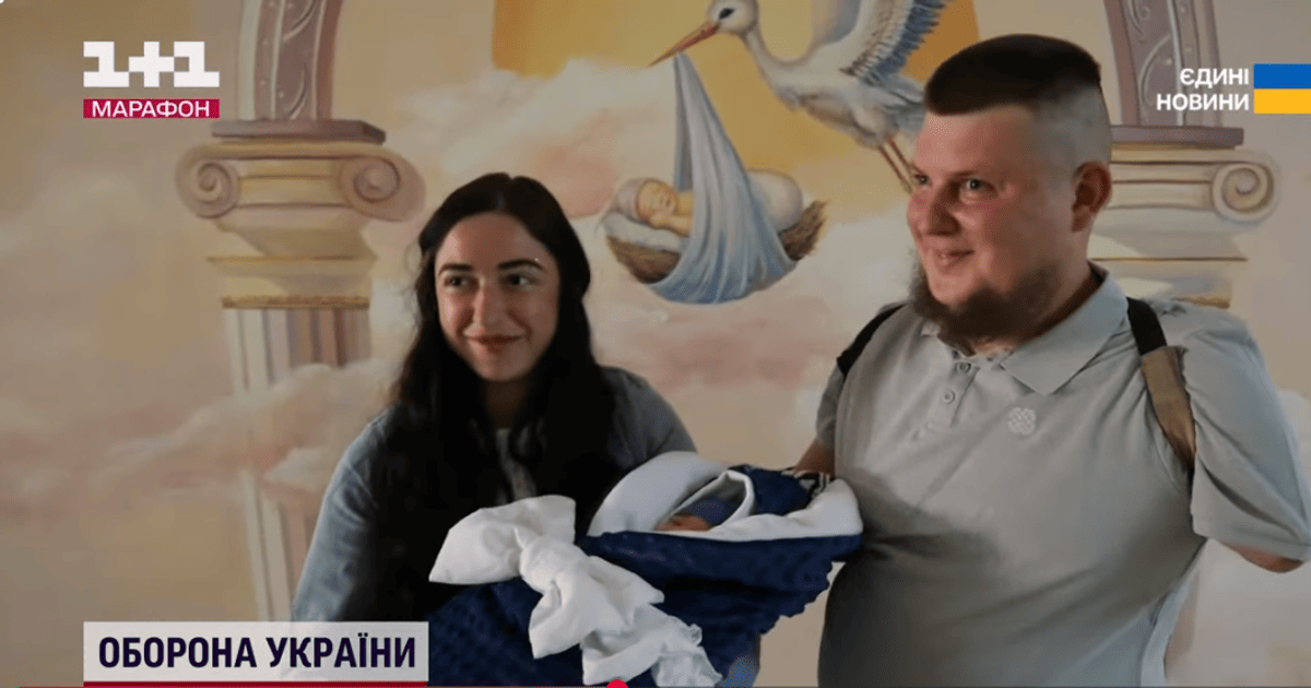 Валерій та Вероніка Кучеренки з немовлям