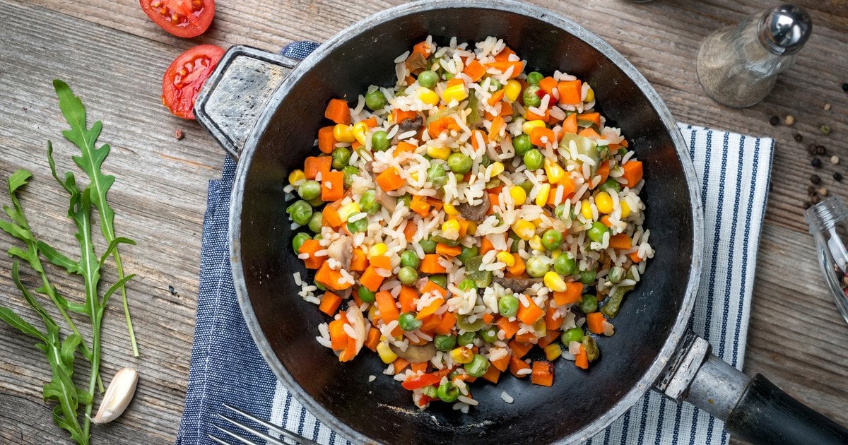 Рис з овочами на сковороді