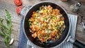 Рис з овочами на сковороді