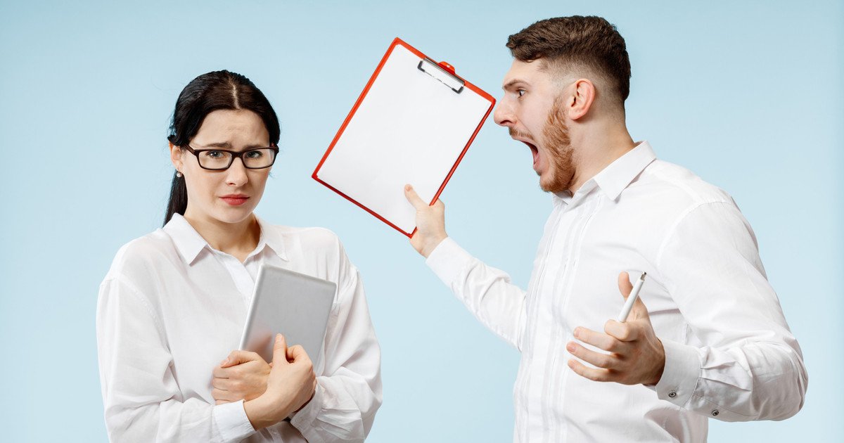 Начальник кричит на подчиненную