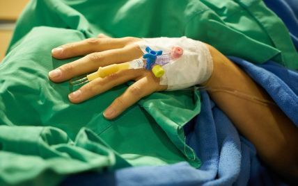 Во Львове 14-летнюю девочку в тяжелом состоянии с COVID-19 госпитализировали в реанимацию