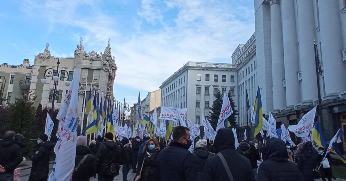 Обещают перекрыть Крещатик: инвесторы банка "Аркада" митингуют под Офисом президента в центре Киева