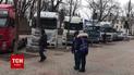 В правительственный квартал в Киеве на митинг съехались десятки фур и автобусов