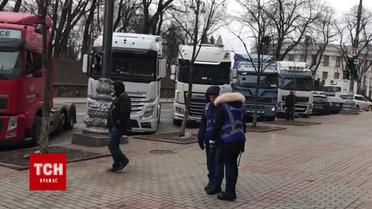 В правительственный квартал в Киеве на митинг съехались десятки фур и автобусов
