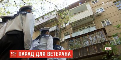 В Одессе курсанты ВМС с военным оркестром поздравили с Днем победы ветерана-морпеха