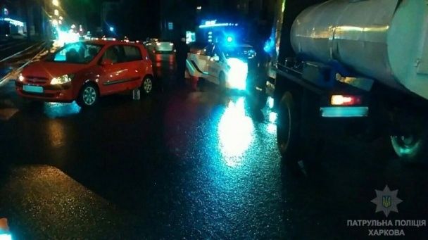 В Харькове автоцистерна не поделила дорогу с иномаркой / © Facebook/Патрульная полиция Харькова