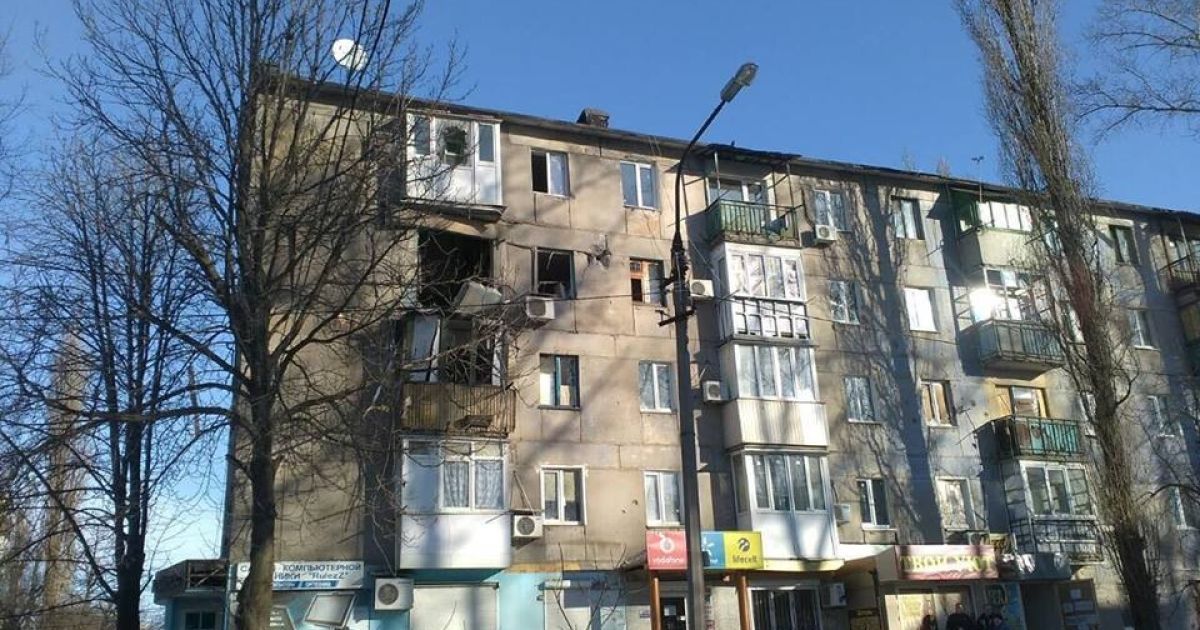 Через загрозу обвалу в Авдіївці відселяють мешканців будинку, який обстріляли з артилерії бойовики