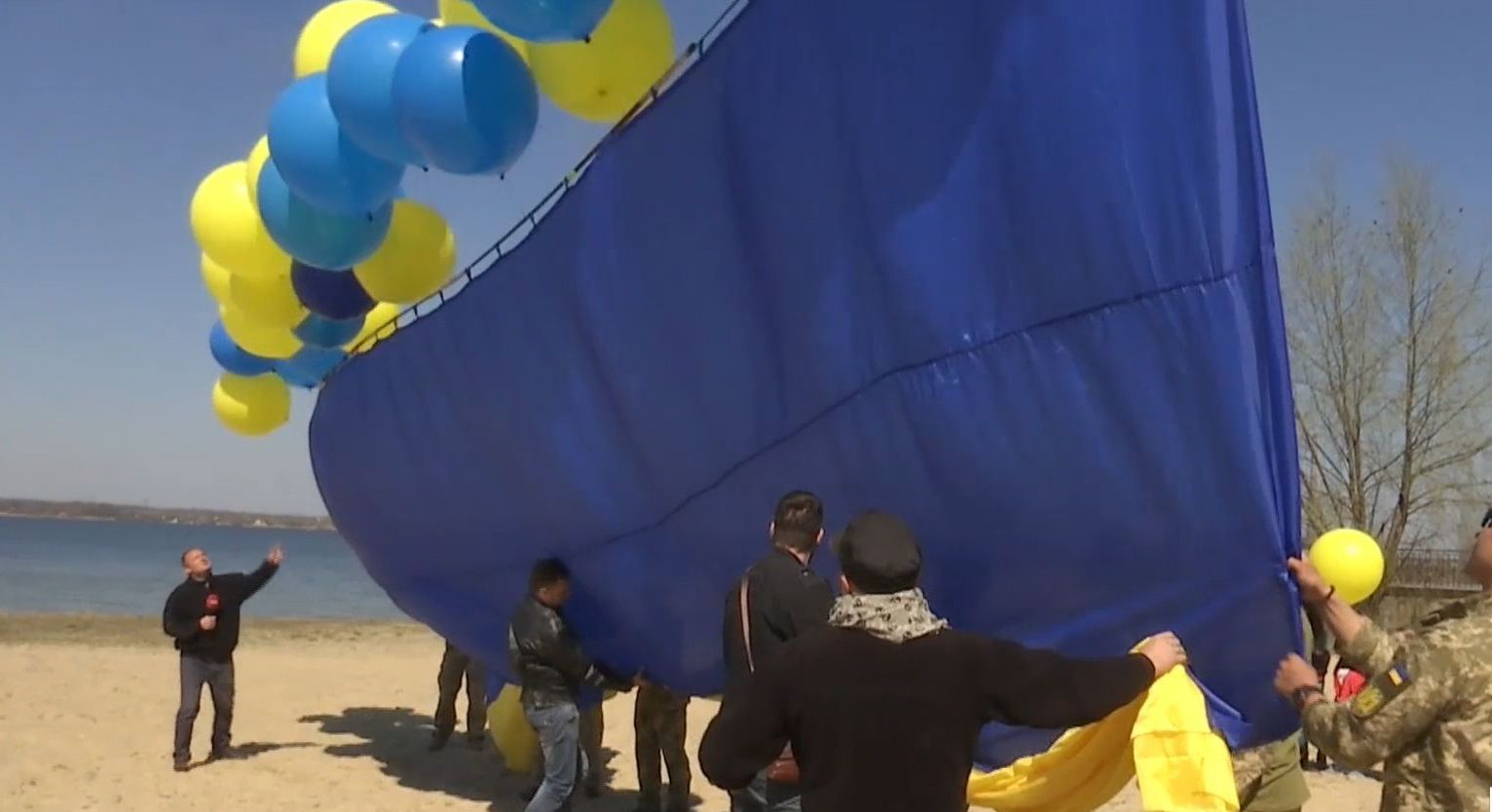 Волонтеры и военные запустили на оккупированные территории украинский флаг на воздушных шарах