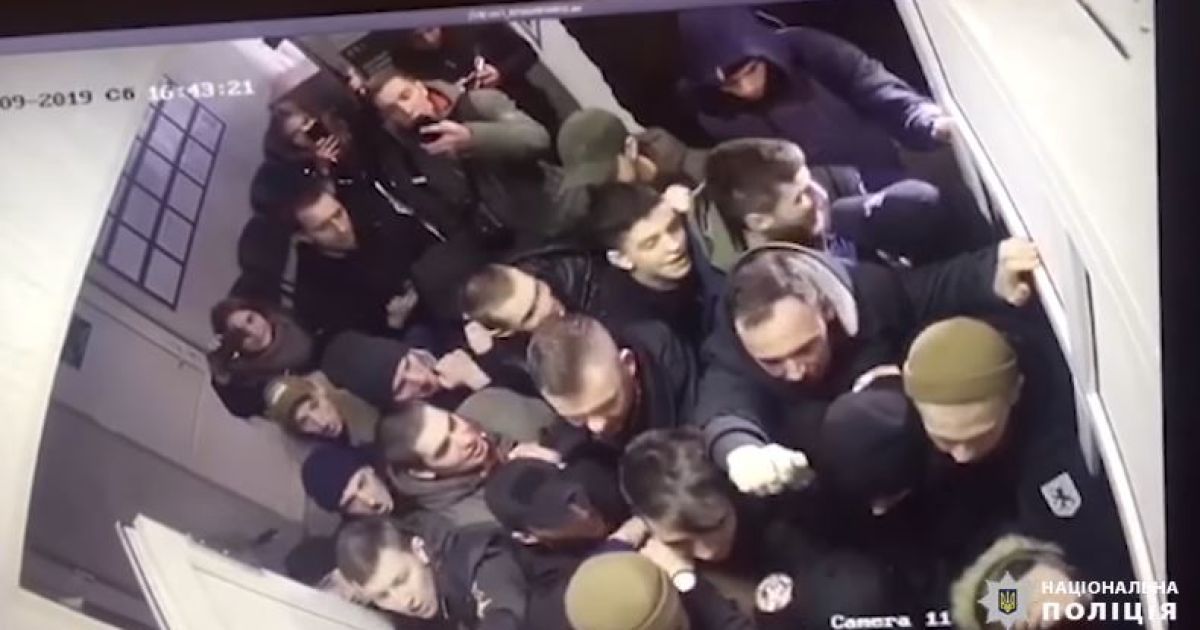 Полиция обнародовала видео штурма райотдела активистами в Киеве