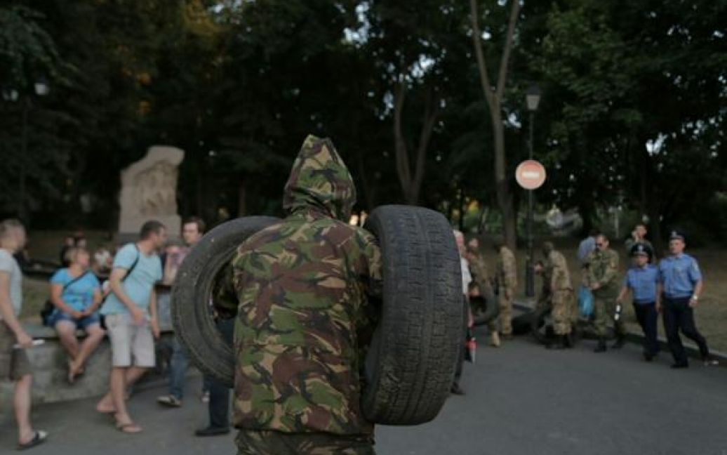 Добровольцы символично зажгли шины возле стадиона "Динамо". / © twitter.com/ Громадське ТБ