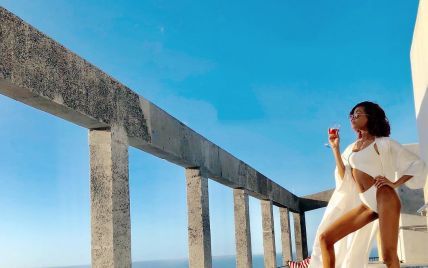 Отдых на Атлантическом побережье: Джордан Данн в белом купальнике и на шпильках пьет коктейль  