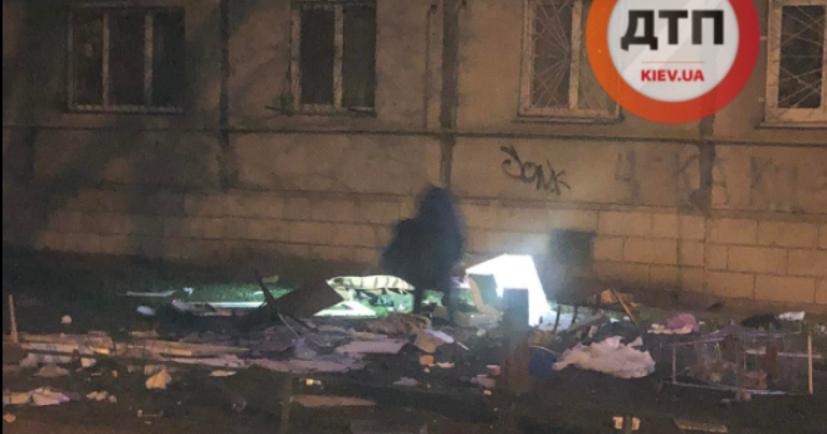 У Києві чоловік з сьомого поверху викинув пів квартири