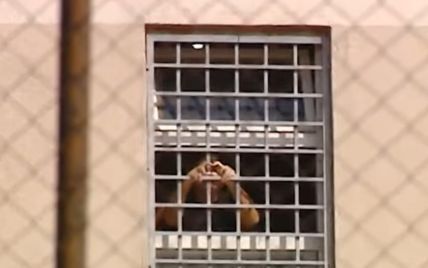 Появилось первое видео Саакашвили за решеткой тюрьмы: политик показал несколько жестов