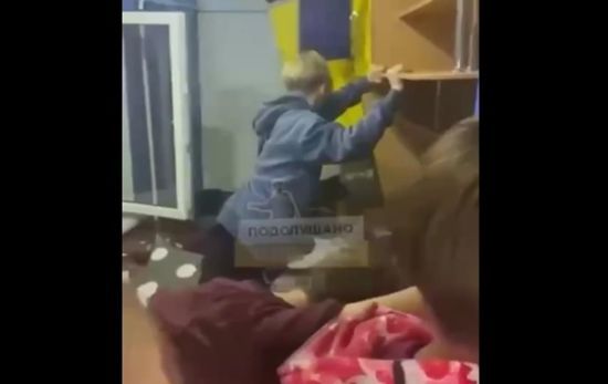 Из окон летели посуда и техника: в Одессе подростки разгромили арендованный дом
