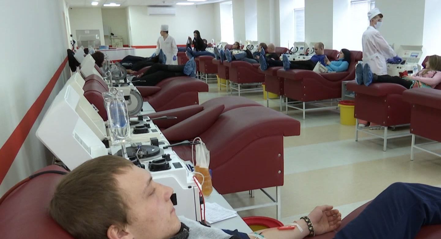 Сумчане сдают кровь, чтобы спасать жизни украинских бойцов и жителей Авдеевки