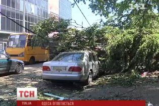 Після урагану Одеса досі без світла: городяни погрожують владі перекриттям доріг