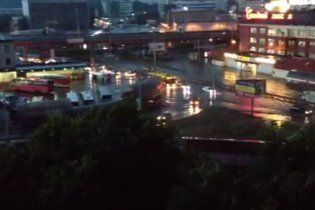 Потоп в Киеве: мощный ливень затопил несколько районов и автовокзал (видео)