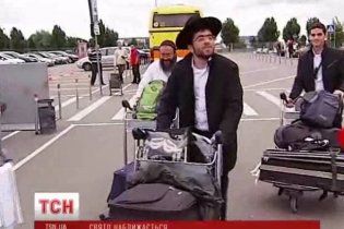 Таксисти наживаються на хасидах, які прилітають до України святкувати юдейський Новий рік