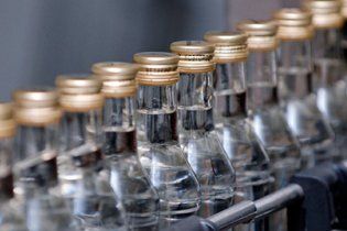 В Україні з 1 серпня дорожчає горілка