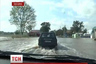 Одещину тероризує люта повінь: ферми розоряються, а техніка не може впоратися зі стихією