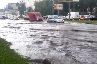 Москва уходит под воду: российскую столицу топят беспрерывные дожди