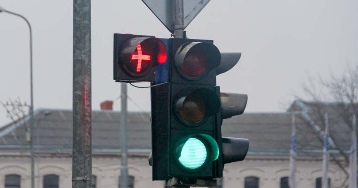 Красный крест на светофоре: что означает новый сигнал в Киеве