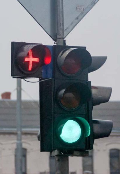 Красный крест на светофоре: что означает новый сигнал в Киеве