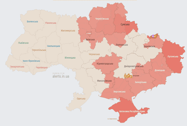 Мапа тривог уже червона з трьох боків / © alerts.in.ua