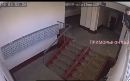 В России военкомы лезут в форточки в домах, чтобы вручить повестки (видео)