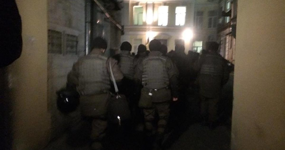 Політика привезли до суду / © Фото Валерії Ковалінської/ТСН