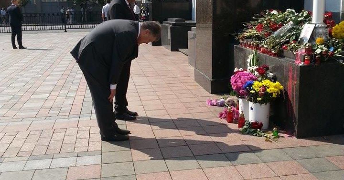 Порошенко поставил свечу в память трагических событий возле Рады / © Фото Инны Боднар/ТСН