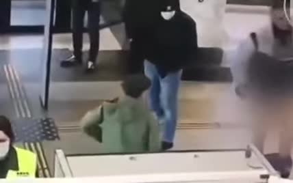 У Росії зафільмували пасажира, який зняв білизну для прискорення огляду на вокзалі