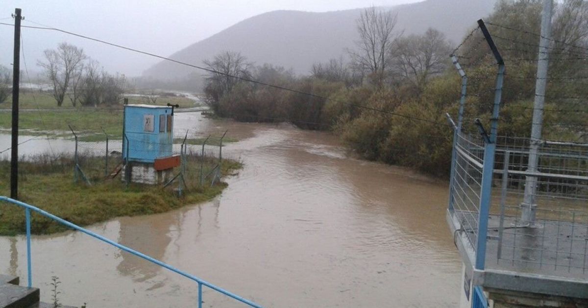 Затоплене Закарпаття: рятувальники ліквідовують наслідки негоди