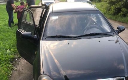 У Львівській області поліція спіймала викрадача авто, в салоні якого виявила ще одного злочинця: фото