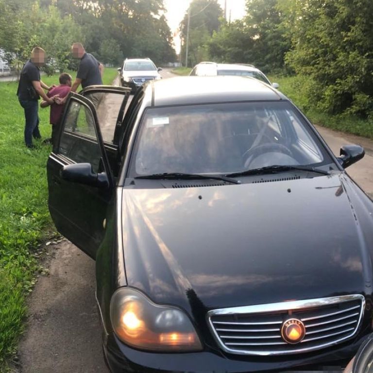 Во Львовской области полиция поймала похитителя авто, в салоне которого обнаружила еще одного преступника rqiqqqiqruiqkzglv