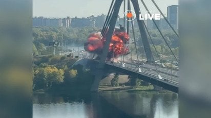 Росіяни знову влучили у Південний міст - момент удару