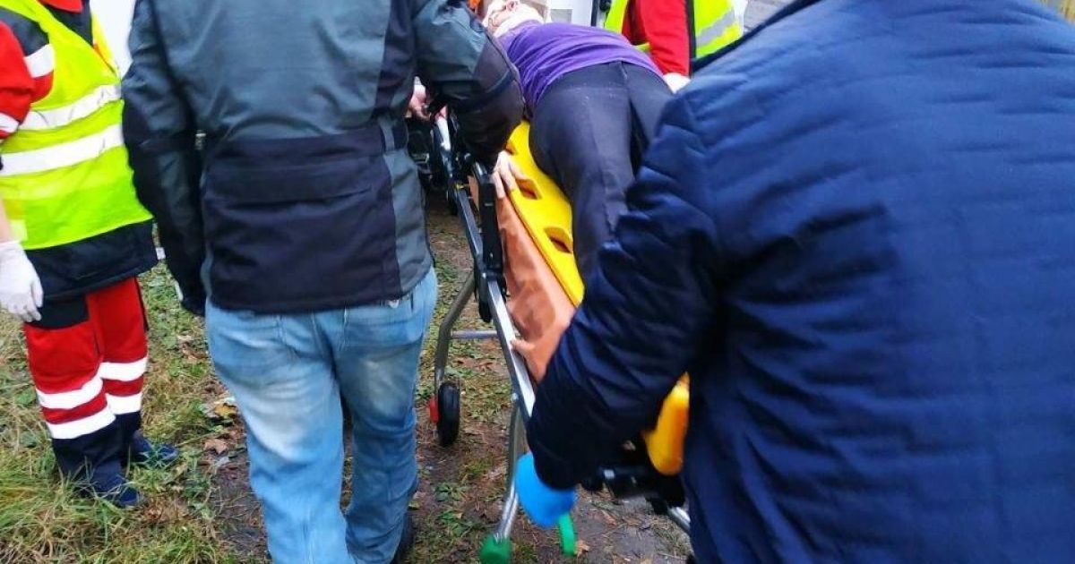 Падіння дерева на автомобілі