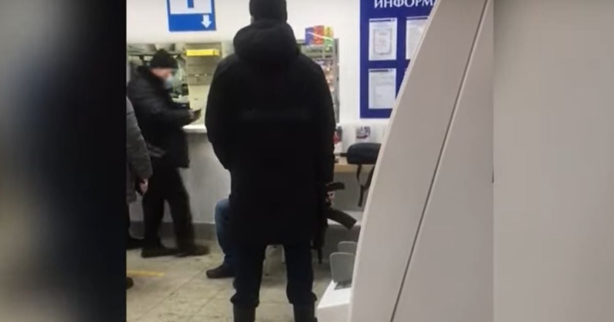 У Росії до поштового відділення прийшов відвідувач з автоматом Калашникова: відео
