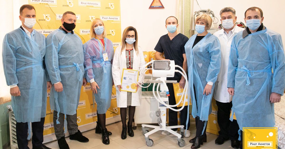Более 500 больниц Украины получили помощь Фонда Рината Ахметова в борьбе с коронавирусом