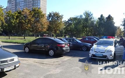 У Києві піймали злочинців, які на вантажівці крали авто