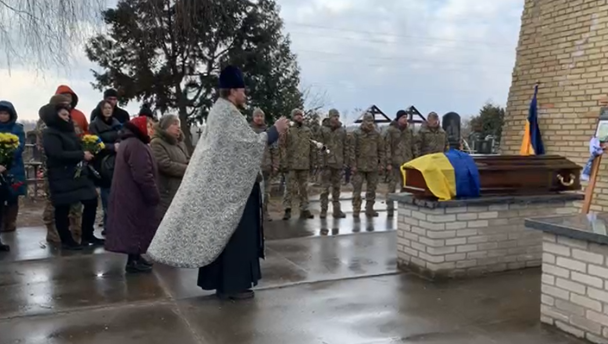 Погибшего добровольца перезахоронили на Аллее Героев/Скриншот с видео Бучанского городского совета