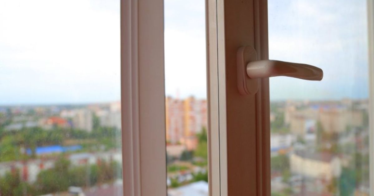 Дівчина викинулася з вікна на Київщині