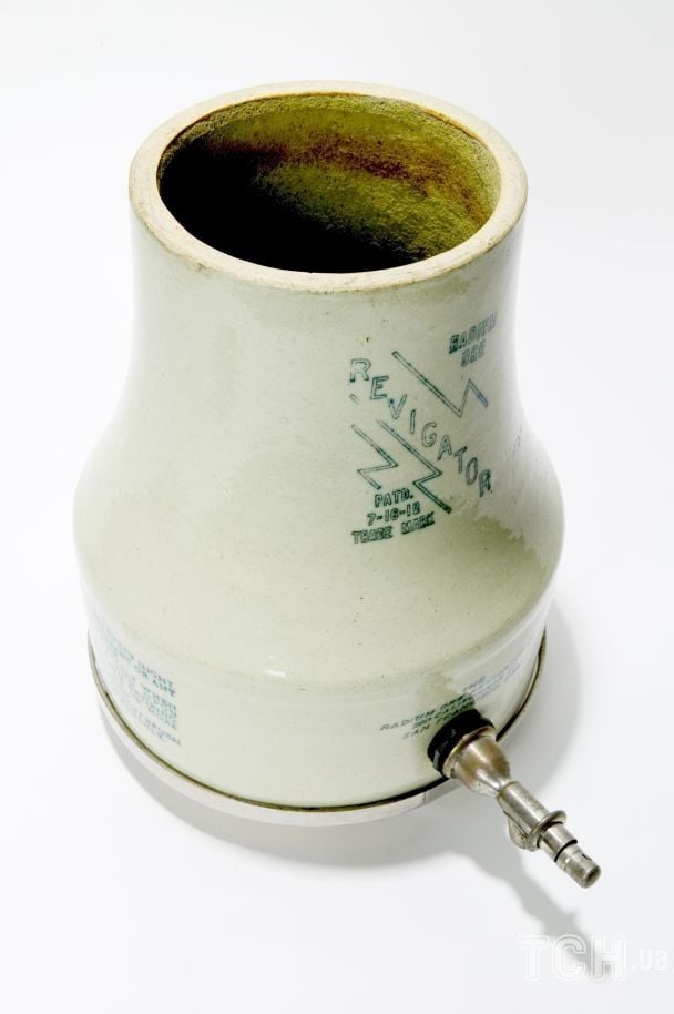 Ревігатор — пристрій для збагачення води радієм. Він був керамічний, а всередині вкритий радієм / © Getty Images
