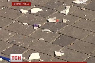 В Днепропетровске люди массово разбили тарелки, чтобы избавиться от стресса